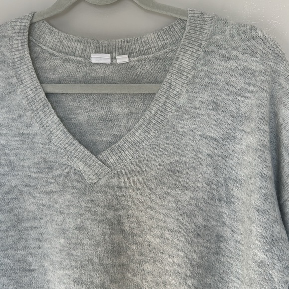 Gap Soft Relax Fit V-Neck Gray Cozy Sweater Women Size Medium Pullover Teacher - Picture 4 of 10